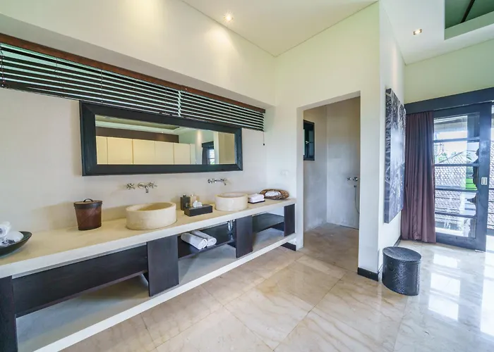 Villa Exquisite 4bd Luxury In The Heart Of Berawa *