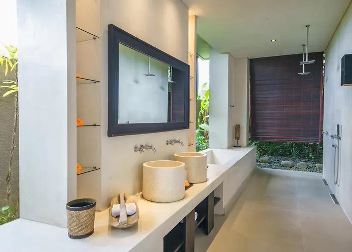 Exquisite 4bd Luxury In The Heart Of Berawa * Canggu (Bali)