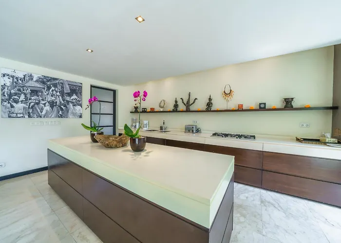 Exquisite 4bd Luxury In The Heart Of Berawa Villa *