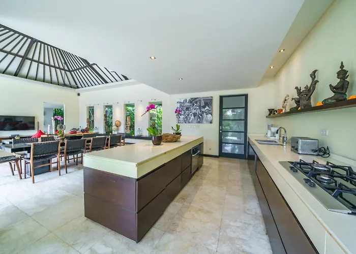 Exquisite 4bd Luxury In The Heart Of Berawa Canggu (Bali)
